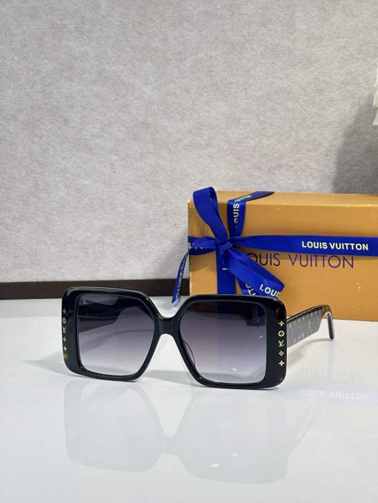 Picture of Louis Vuitton Sunglasses _SKUfw77796864fw
